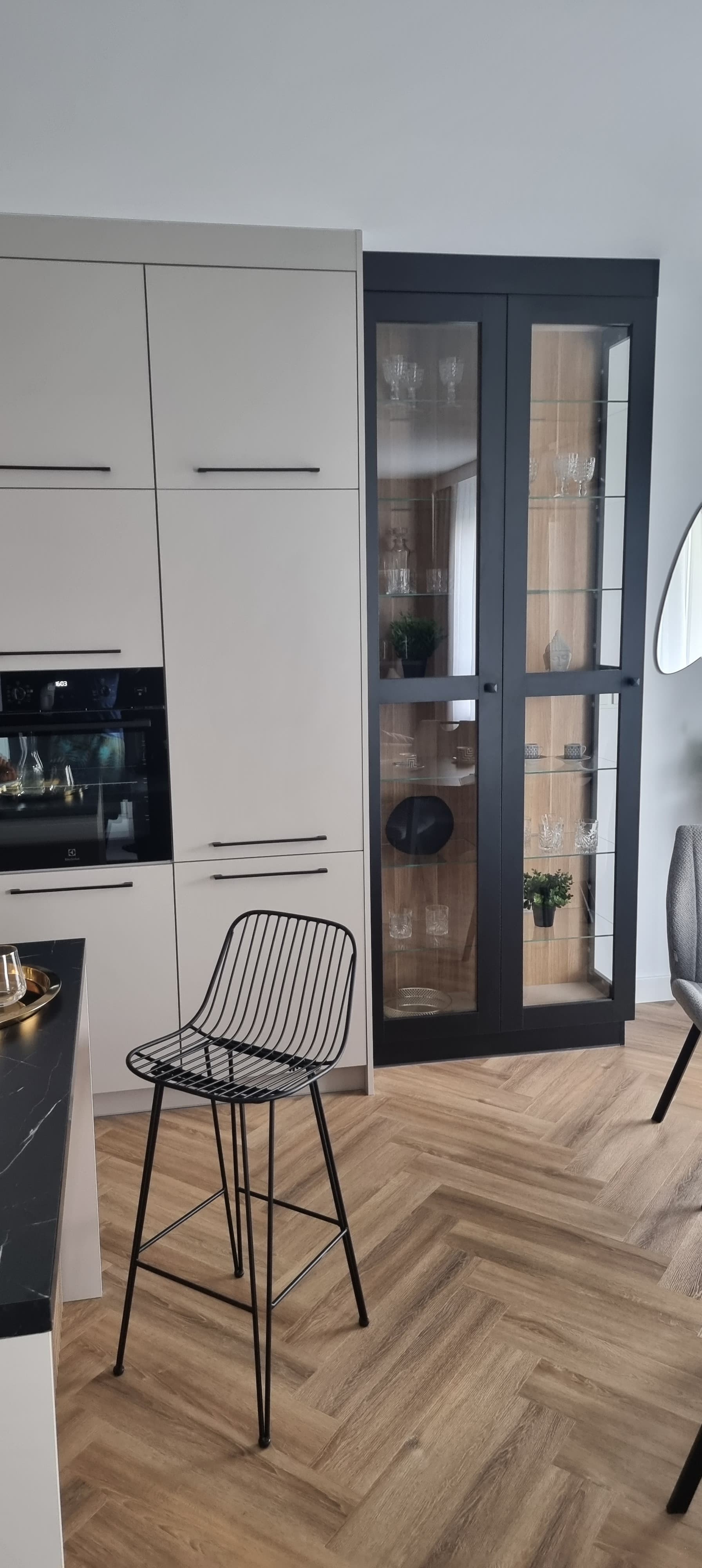 AMIGO Meble pod wymiar: kuchnie, garderoby, szafy, szafki RTV, meble biurowe i do salonu