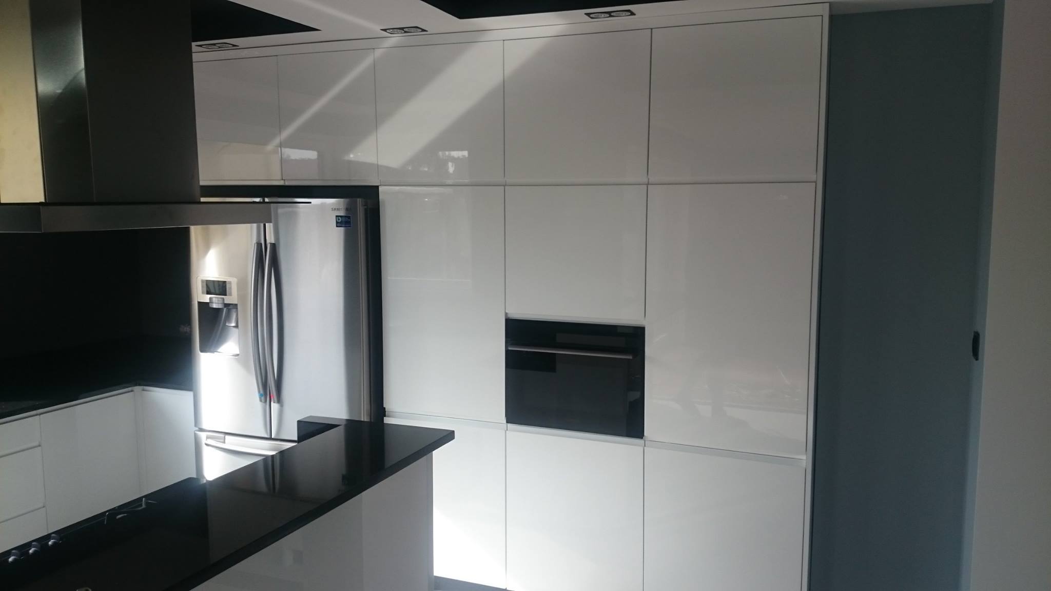 AMIGO Meble pod wymiar: kuchnie, garderoby, szafy, szafki RTV, meble biurowe i do salonu